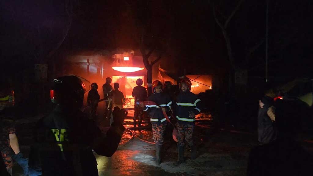 কালীগঞ্জে ৪ ব্যবসাপ্রতিষ্ঠানে আগুন, দুই ফায়ার ফাইটার আহত