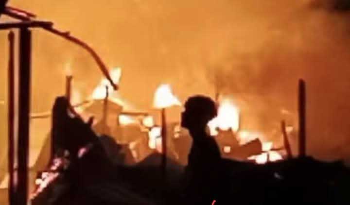 সৈয়দপুরে আগুনে ২১ বসতঘর পুড়ে ছাই