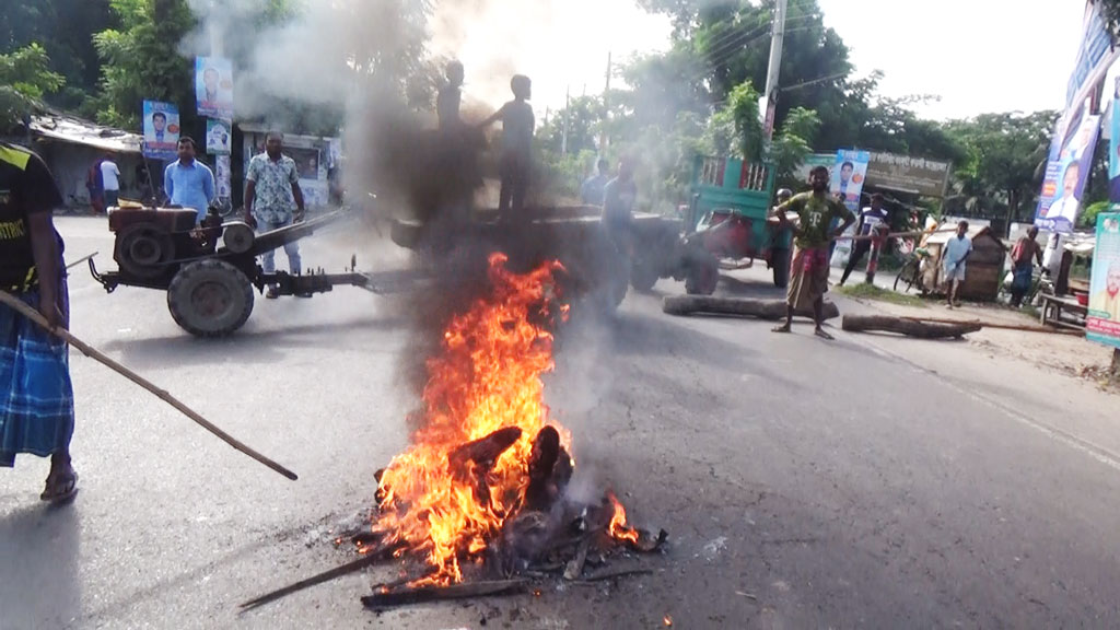 বাগেরহাটে টানা দুই দিনের হরতাল শুরু, সড়কে মিছিল জ্বলছে আগুন