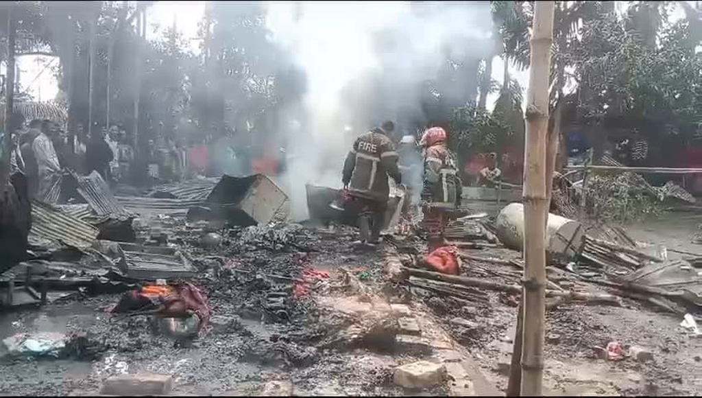 পীরগঞ্জে মা-মেয়েকে হত্যা: অভিযুক্তের বাড়ি পুড়িয়ে দিল বিক্ষুব্ধ জনতা