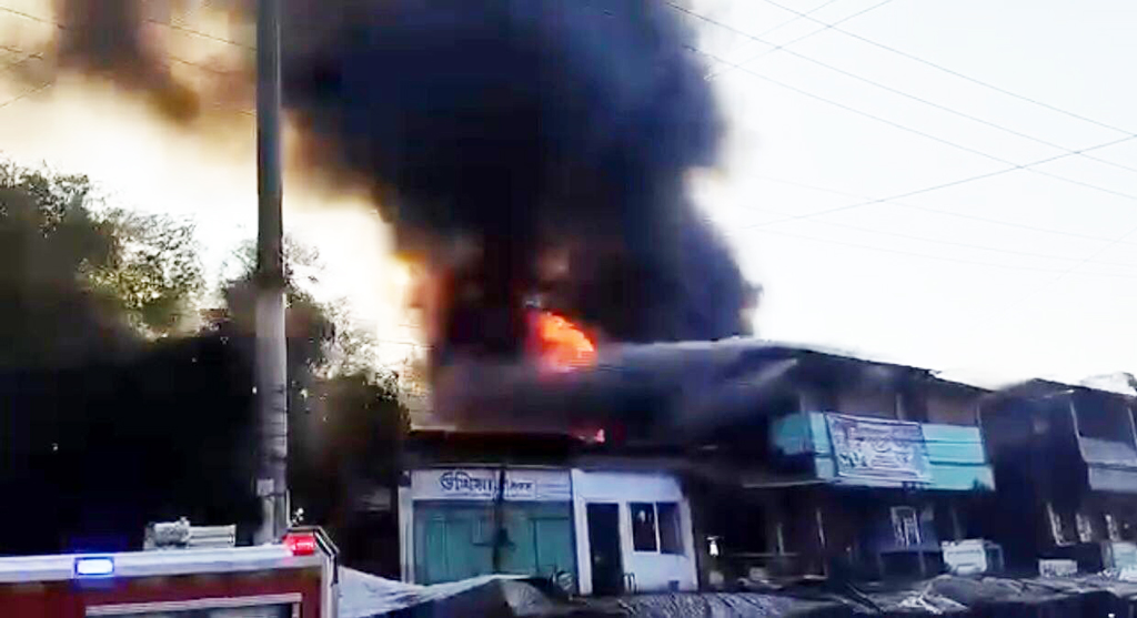 উখিয়ায় বাজারে আগুন, নিয়ন্ত্রণে ফায়ার সার্ভিসের ৫ ইউনিট