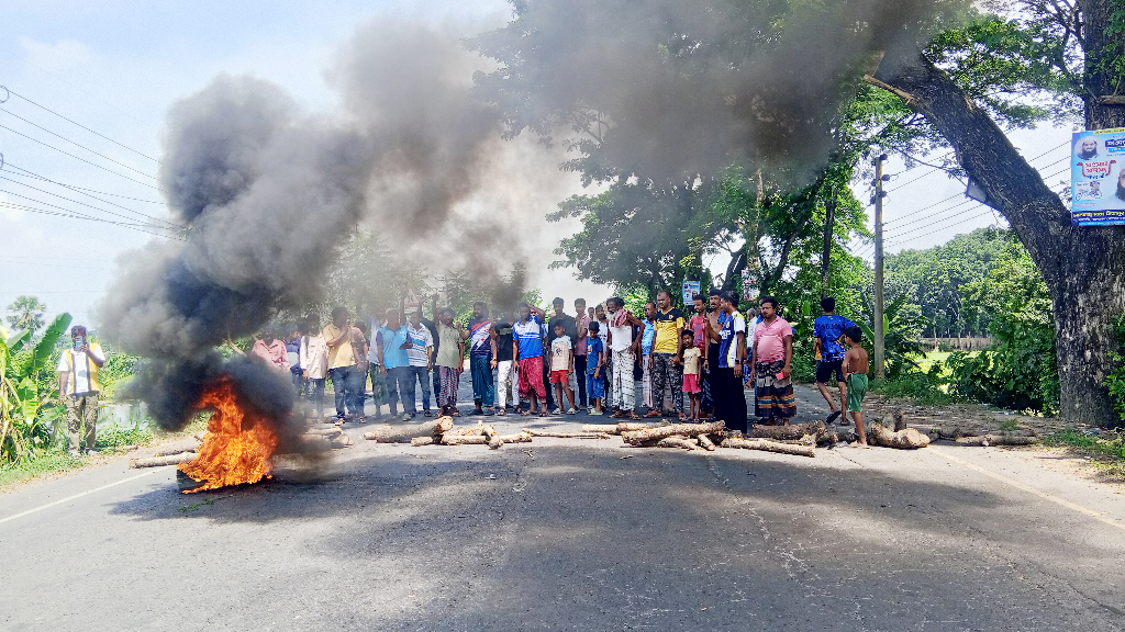 ফরিদপুরের ভাঙ্গায় চলছে তৃতীয় দিনের অবরোধ, উপজেলা পরিষদ কার্যালয়ের নিরাপত্তা জোরদার