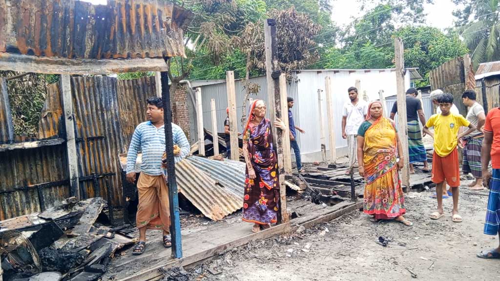 ফরিদপুরে অগ্নিকাণ্ডে আয়ের উৎস হারিয়ে নিঃস্ব পাঁচ পরিবার, পাশে দাঁড়ালেন প্রবাসী