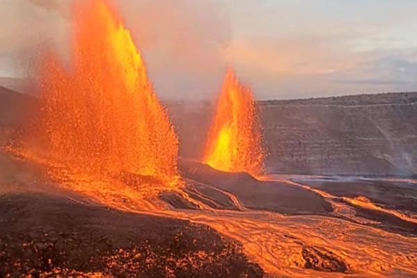 হাওয়াইয়ে মাউন্ট কিলাউয়াতে অগ্ন্যুৎপাত, লাভার ফোয়ারা তৈরি