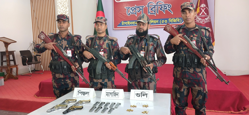 চাঁপাইনবাবগঞ্জ সীমান্তে গুলি-আগ্নেয়াস্ত্র উদ্ধার