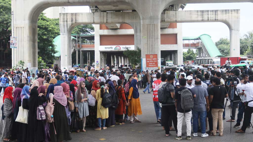 তিন দফা দাবিতে আগারগাঁওয়ে শেকৃবি শিক্ষার্থীদের ‘ব্লকেড’