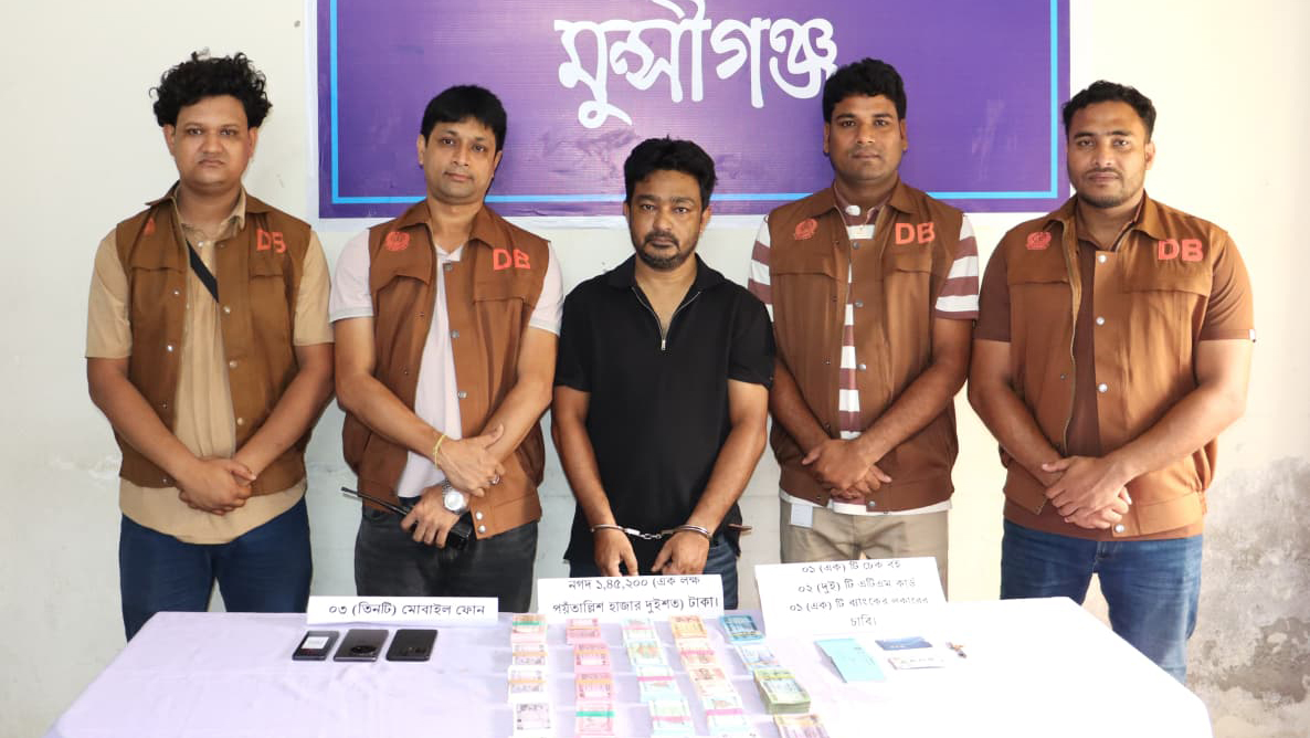 শ্রীনগরে গ্রাহকের টাকা আত্মসাৎ, অগ্রণী ব্যাংক কর্মকর্তা গ্রেপ্তার