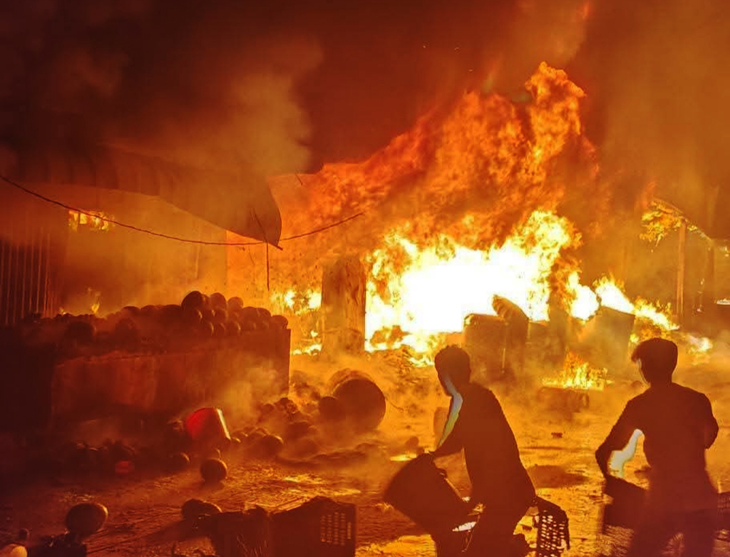 ফটিকছড়িতে আগুনে পুড়ল ৮ দোকান, আহত ১