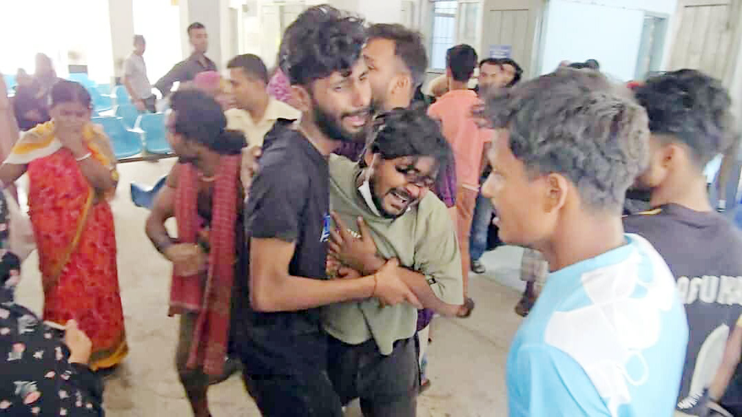 মোবাইলে কথা বলার সময় ট্রেনের ধাক্কা, যুবকের মৃত্যু