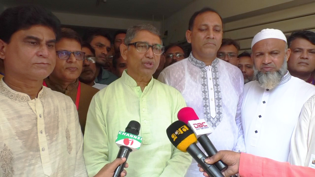 নির্বাচনে দেরি করতে চাওয়া ব্যক্তিরা অভ্যুত্থানের সঙ্গে বেইমানি করছে: আহমেদ আযম