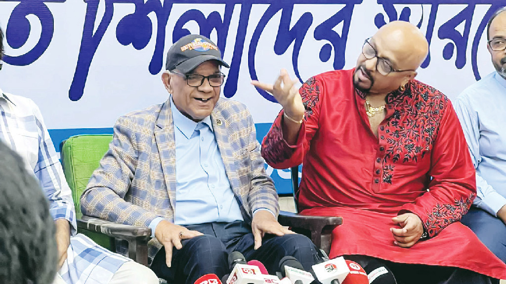 আহমেদ শরীফ বললেন, দেশে থাকলে ভিক্ষা করে খেতে হতো