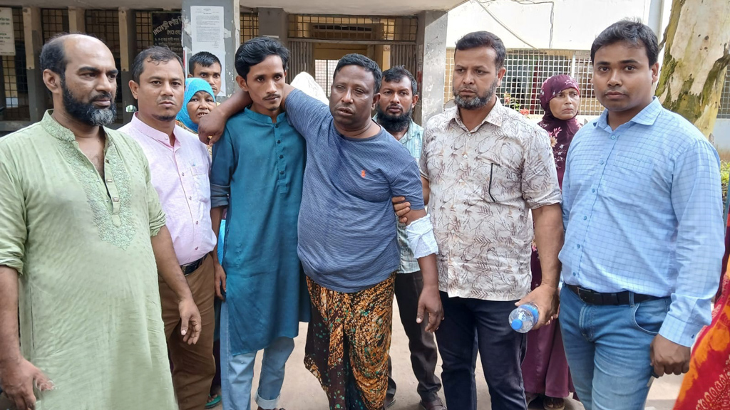 নিয়ম ভেঙে ভবন নির্মাণ, আপত্তি জানানো পৌর কর্মীকে ছাদ থেকে ধাক্কা
