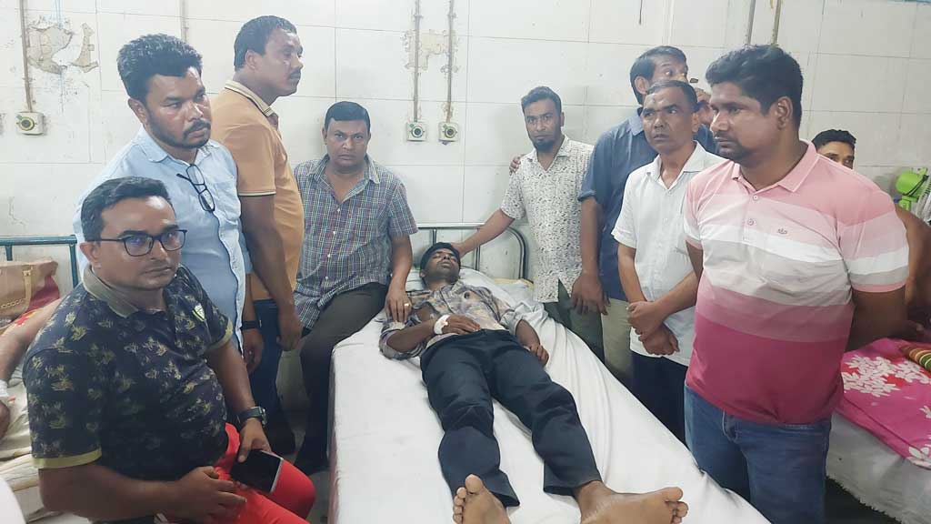 স্বেচ্ছাসেবক দলের নেতার মারধরে যুবদল নেতা আহত