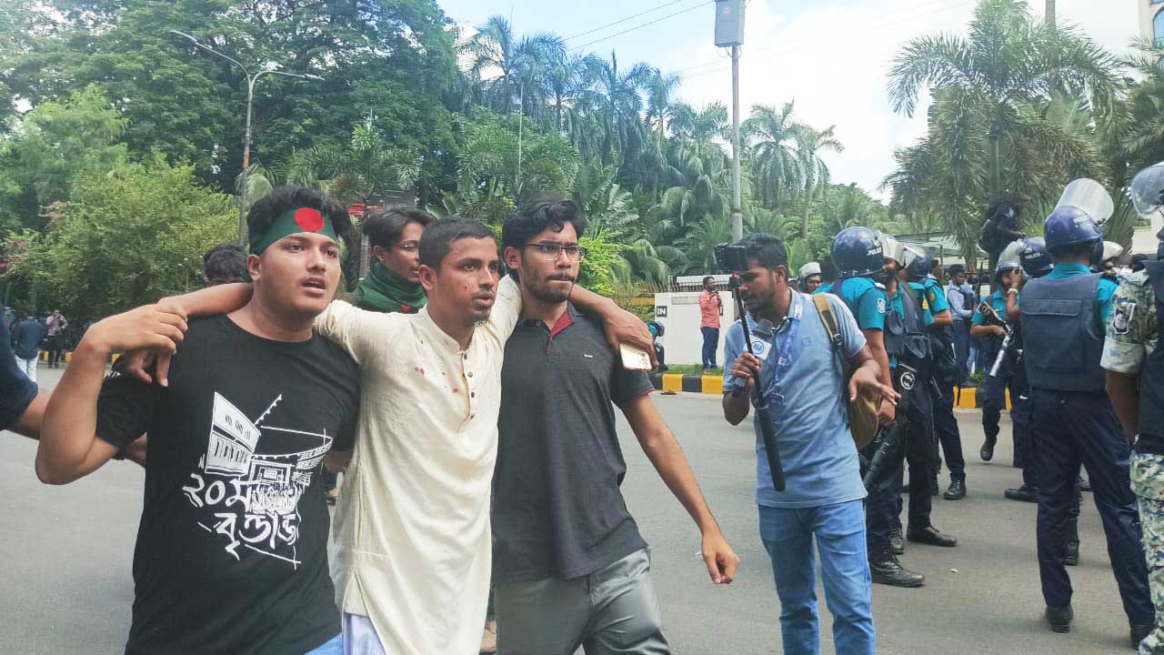 সচিবালয়ের অভিমুখে প্রকৌশল শিক্ষার্থীরা, পুলিশের লাঠি চার্জ-সাউন্ড গ্রেনেড নিক্ষেপ