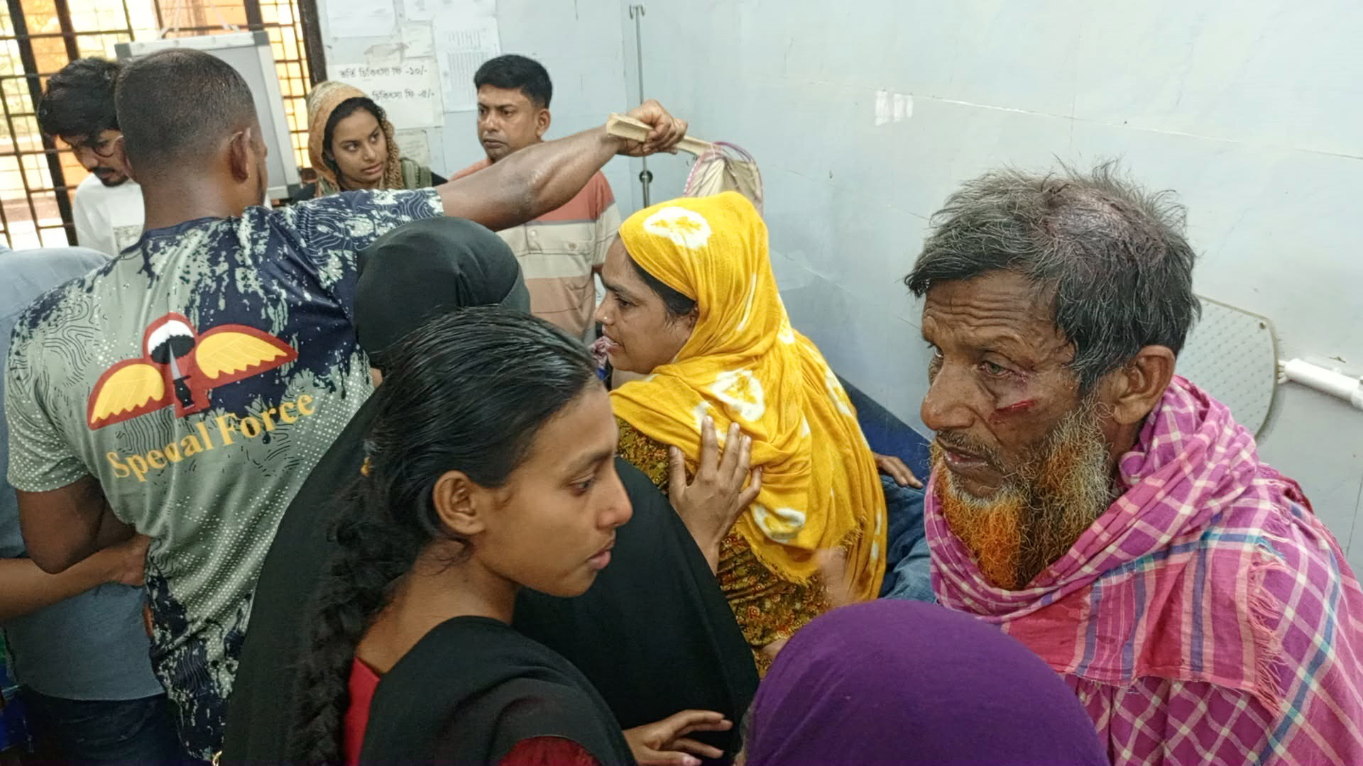 বাকিতে চা না দেওয়ায় সংঘর্ষ, আহত ১০