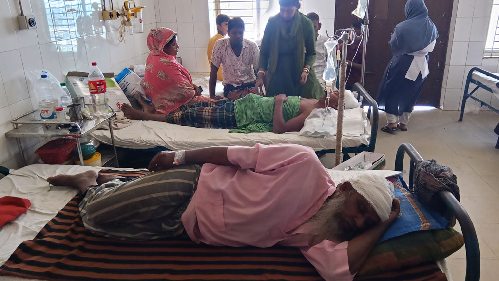 দুই নৈশপ্রহরীকে কুপিয়ে স্বর্ণের দোকানে লুটপাট