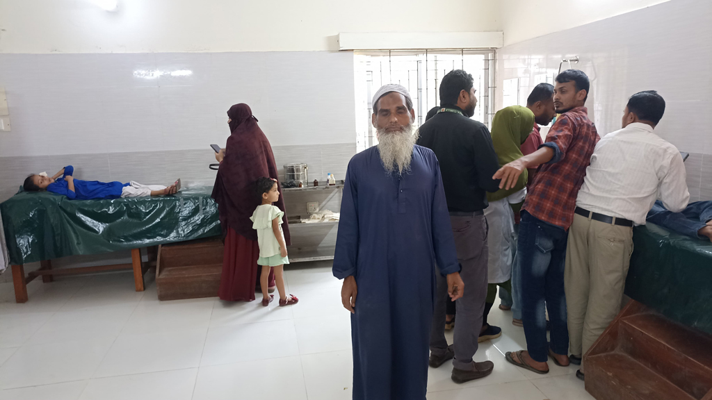 ক্লাস চলাকালে সিলিং ফ্যান ভেঙে পড়ে আহত ২ শিক্ষার্থী