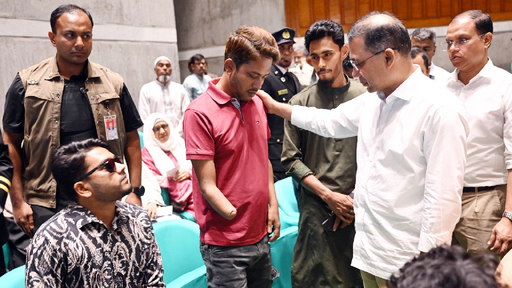 জুলাই যোদ্ধাদের সঙ্গে দেখা করলেন প্রধানমন্ত্রী