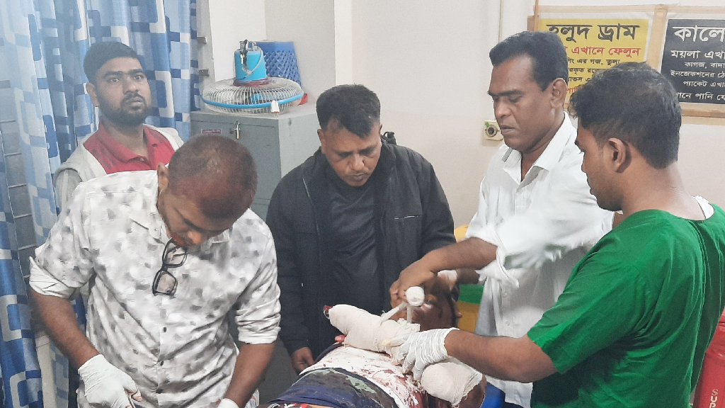 পুলিশের গাড়িতেই বিএনপি কর্মীদের কোপাল প্রতিপক্ষের লোকজন