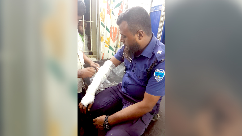 আসামি ধরতে গিয়ে আহত ৩ পুলিশ সদস্য