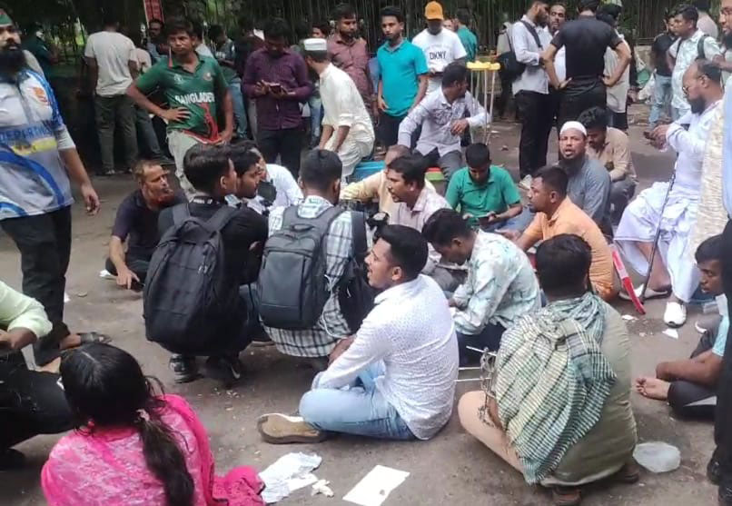 জুলাই ঘোষণাপত্রের দাবিতে যমুনার সামনে অবস্থান