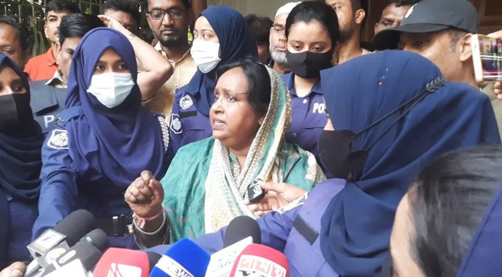 গ্রেপ্তারের পর ডিবি কার্যালয়ে আইভী, পুলিশের গাড়ি লক্ষ্য করে হামলা
