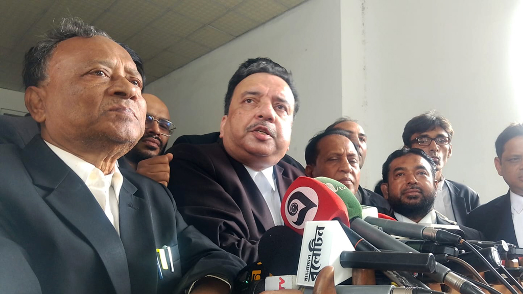 আইনের শাসনের স্বার্থে সাংবাদিকদের কোর্টে প্রবেশাধিকার দিতে হবে, আইনজীবীদের বিক্ষোভ