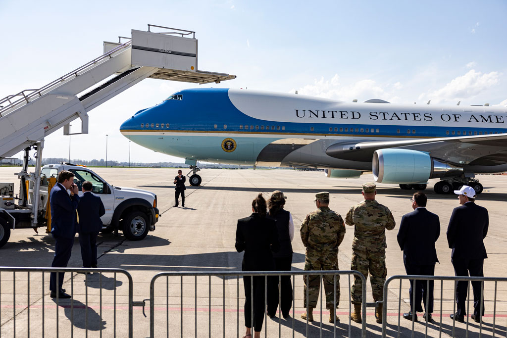 যুক্তরাষ্ট্রে বিমানঘাঁটিতে সন্দেহজনক পার্সেল, খোলার পর অসুস্থ অনেকে