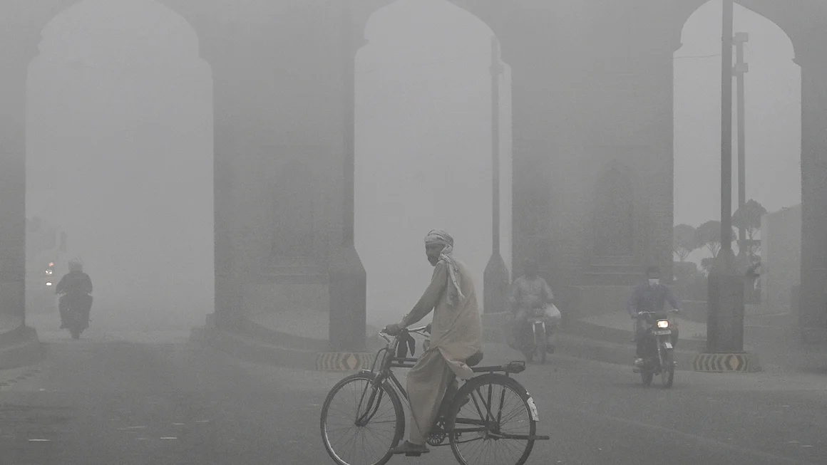 ঢাকার বাতাসের আজ আরও অবনতি, দূষণের শীর্ষে লাহোর