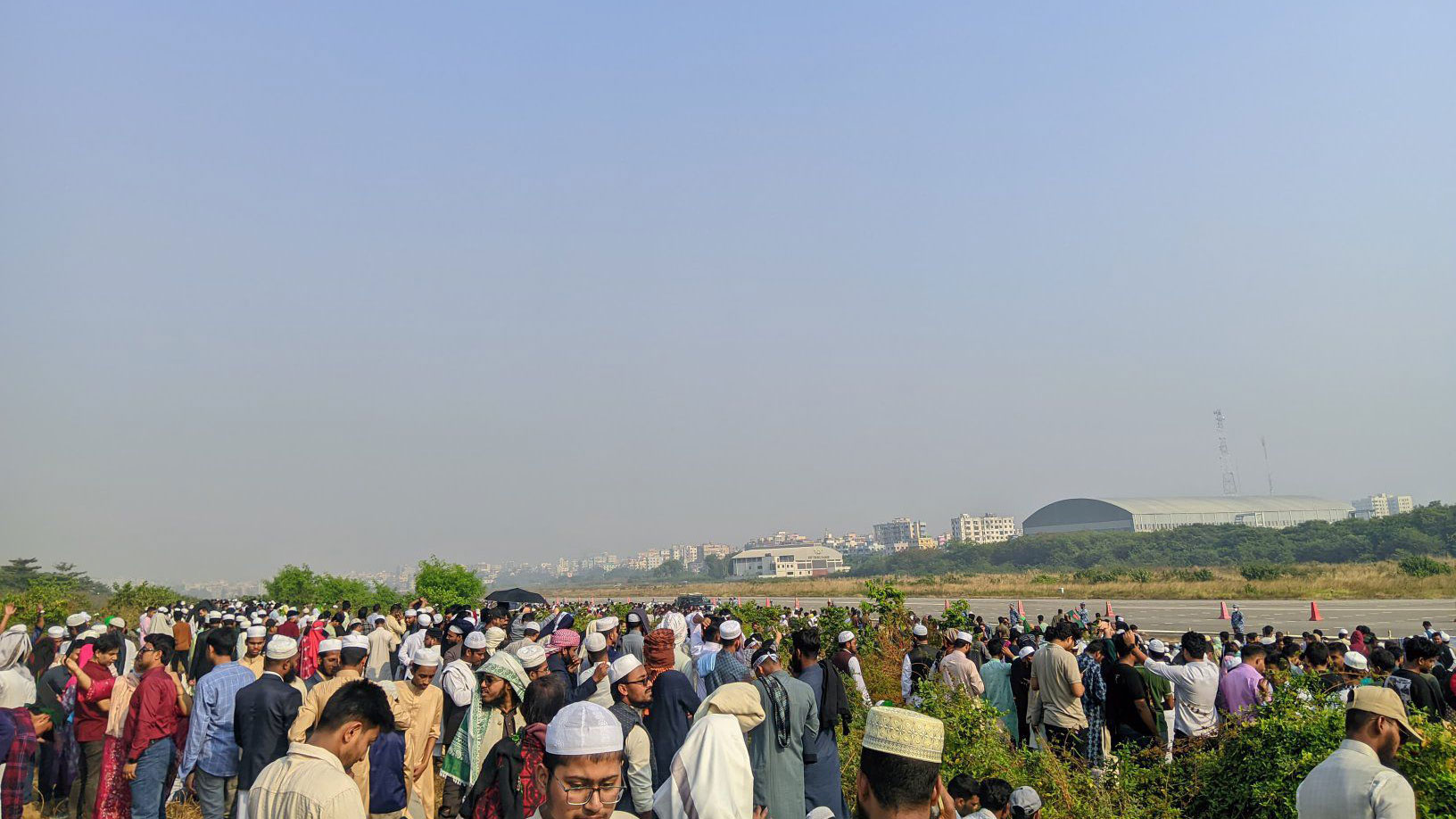 তেজগাঁও বিমানবন্দরে এয়ার শো দেখতে জনস্রোত