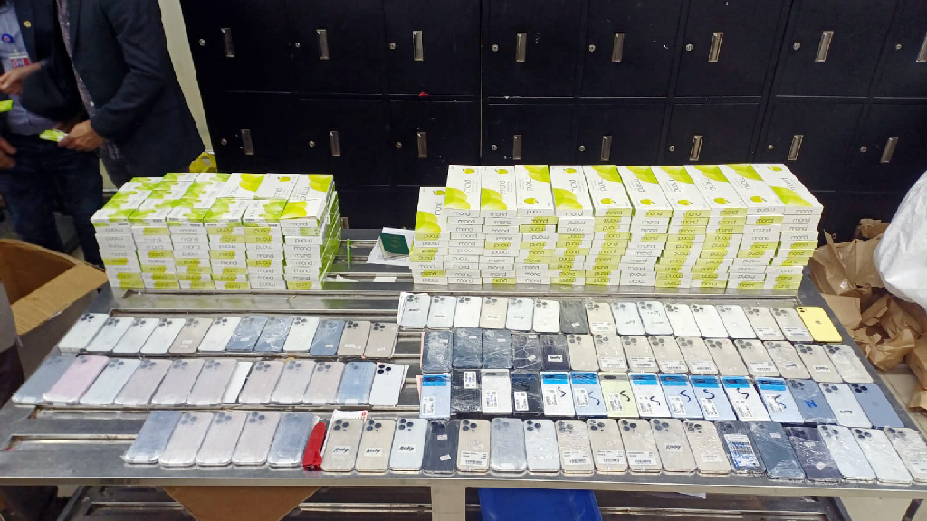 শাহজালাল বিমানবন্দরে চার নারীর কাছে লুকানো ছিল ১০২ মোবাইল ফোন