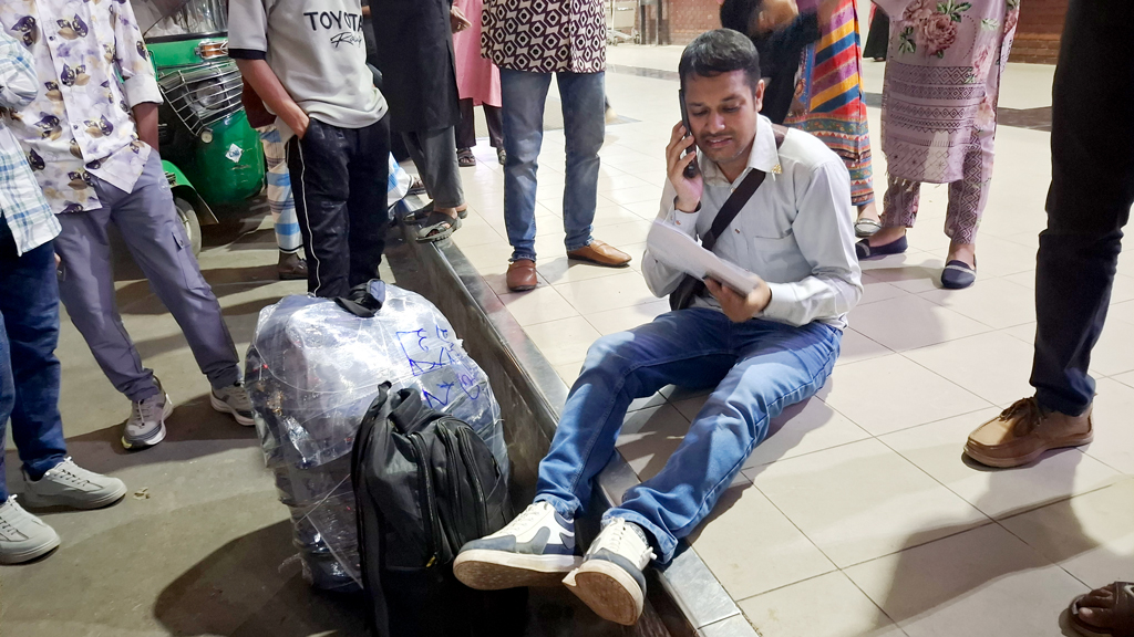 বিমানবন্দরে এসে জানলেন ভিসা-টিকিট সবই জাল, কান্নায় ভেঙে পড়লেন যাত্রী