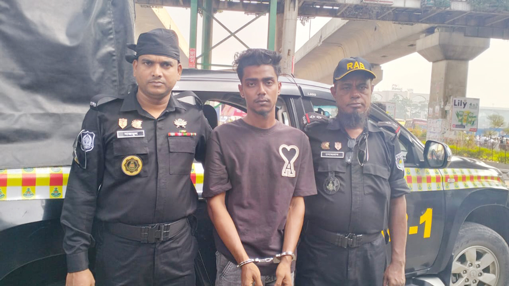 রাজধানীর বিমানবন্দর এলাকায় মোবাইল ফোন ছিনতাইয়ের সময় আটক তরুণ