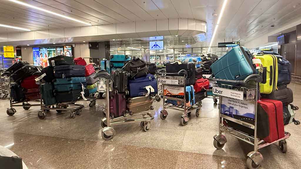 ইন্ডিগোর ফ্লাইট বিপর্যয়: পানি–খাবারহীন অবস্থায় ঘণ্টার পর ঘণ্টা আটকা হাজারো যাত্রী