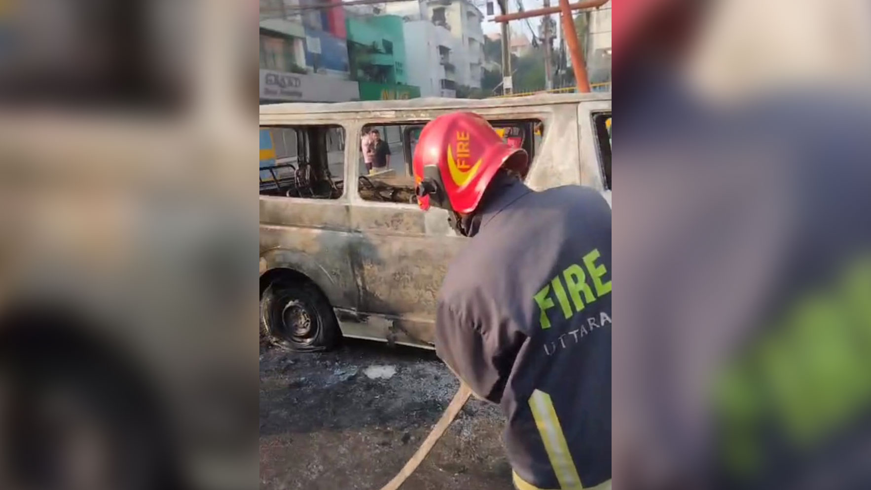 বিমানবন্দর রোডে গাড়িতে আগুন