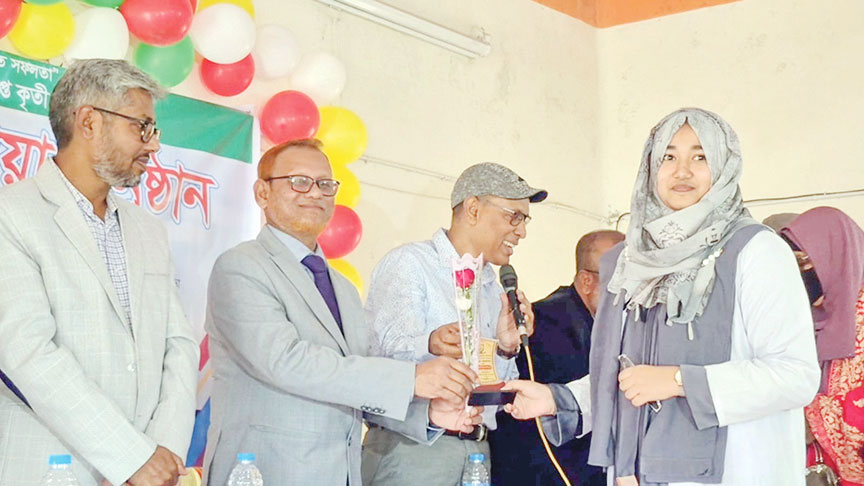 সরকারি আজিজুল হক কলেজ: ১০৮ শিক্ষার্থীর গায়ে স্বপ্নের সাদা অ্যাপ্রোন