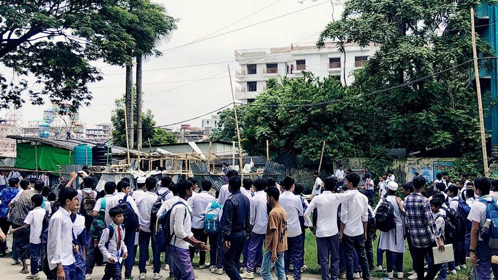 বরিশালে স্কুলের পাশে মেলার সেই গণশৌচাগার ভেঙে দিল শিক্ষার্থীরা