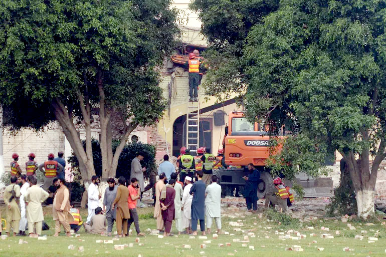 কাশ্মীরে নিয়ন্ত্রণ রেখাজুড়ে যুদ্ধে জড়িয়ে পড়েছে ভারত-পাকিস্তান