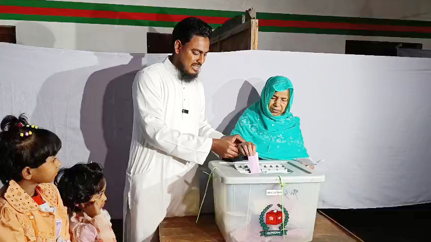 ‘আমার বাবা যেন জিতে যায়’, আখতার হোসেনের মা