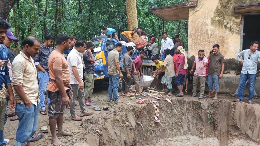 অবৈধভাবে আনা প্রায় ৪ কোটি টাকার ভারতীয় পণ্য ধ্বংস