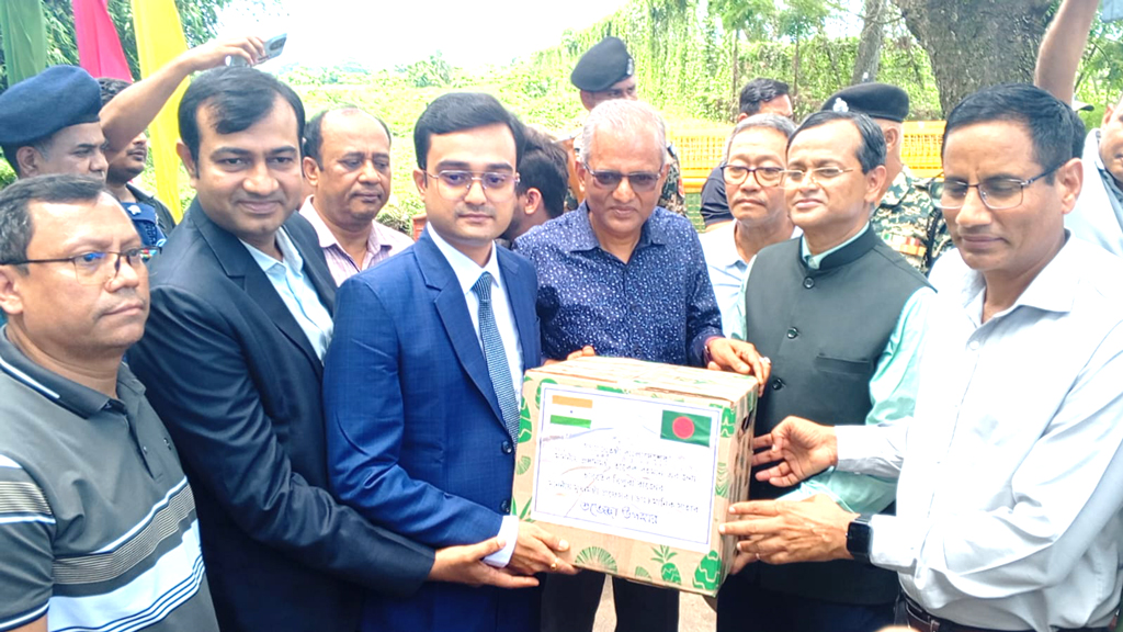 প্রধানমন্ত্রী তারেক রহমানকে ত্রিপুরার মুখ্যমন্ত্রীর পক্ষ থেকে ৭৮০ কেজি আনারস উপহার