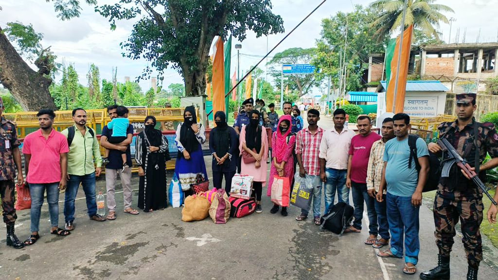 ভারতে কারাভোগ শেষে আখাউড়া সীমান্ত দিয়ে দেশে ফিরলেন ১৪ বাংলাদেশি
