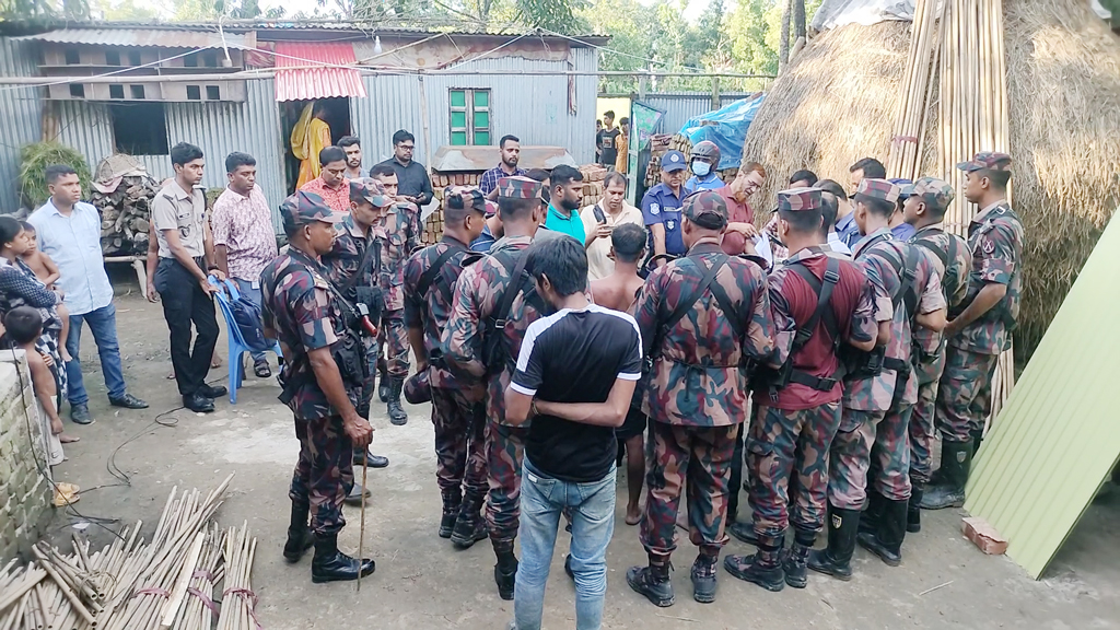 সীমান্তে মাদক কারবারিদের সিসিটিভি ক্যামেরা জব্দ, আটক ৫