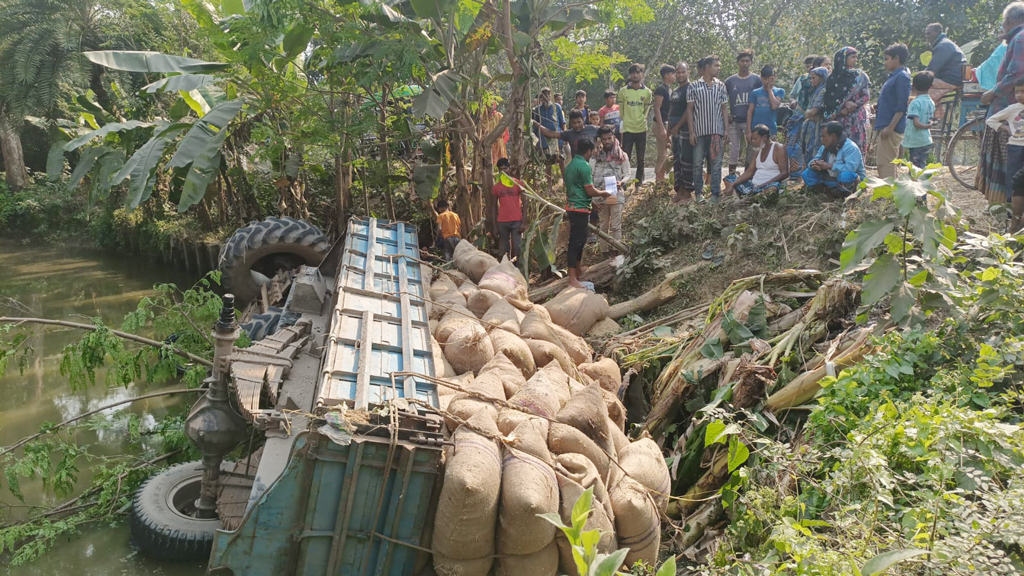 আক্কেলপুরে ধানবোঝাই ট্রাক্টর উল্টে পুকুরে, চালক নিহত