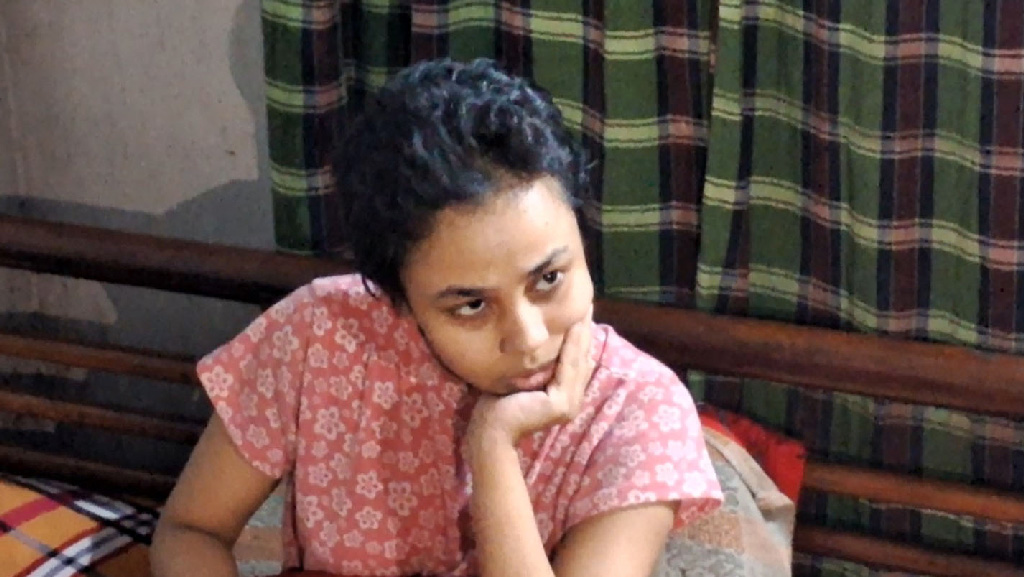 চার বছর ধরে ঘরবন্দী, মেধাবী মেয়েকে পাগল বানালেন বাবা!