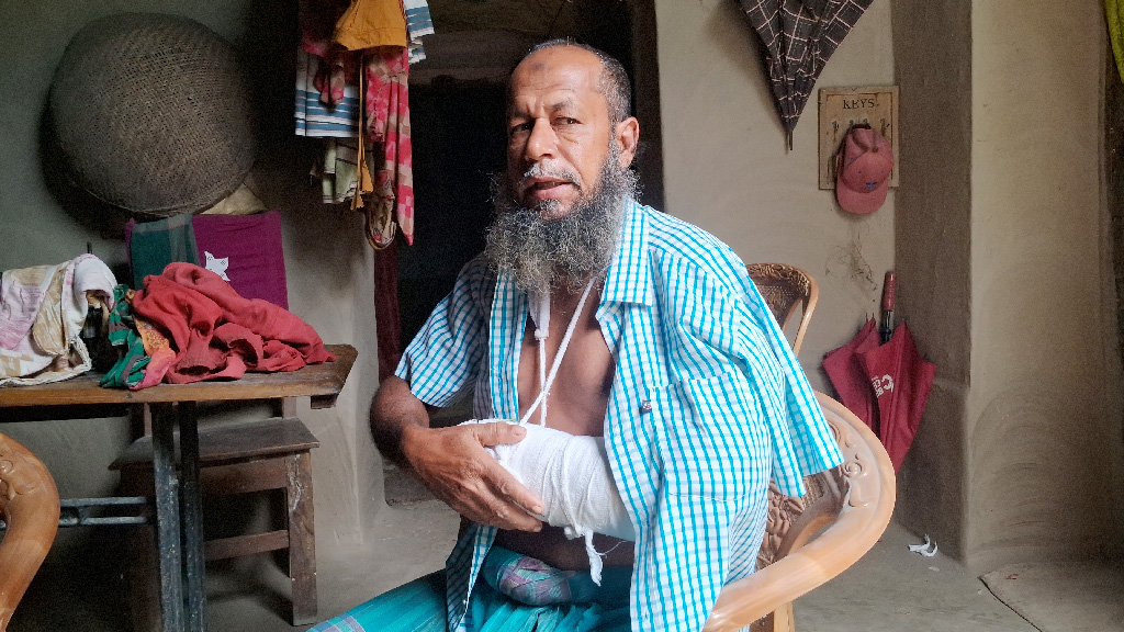 আক্কেলপুরে ‘একঘরে’ করে রাখা দিনমজুরকে মারধর, থানায় মামলা