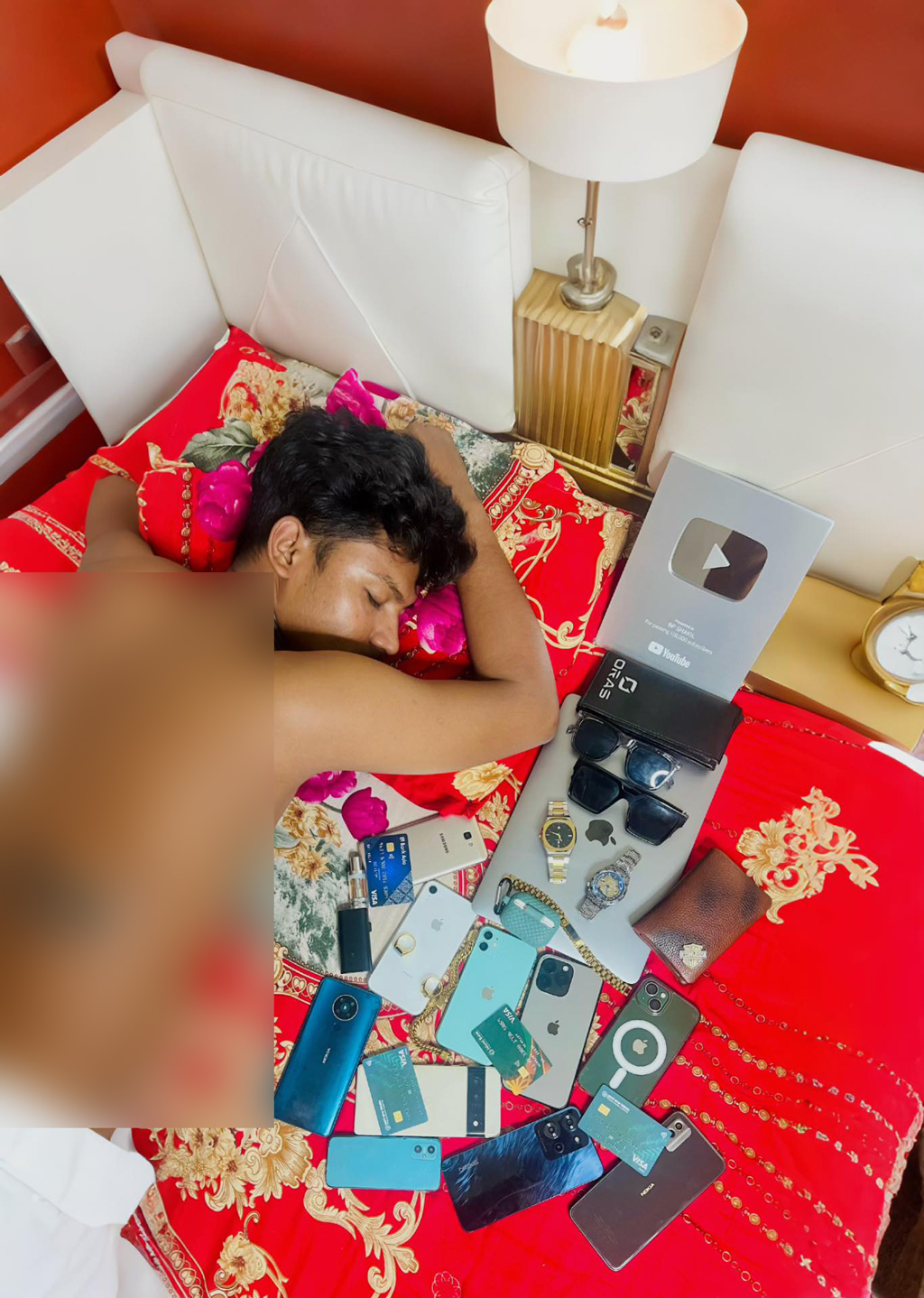 বিদেশিদের হেনস্তাকারী আকাশের বিলাসী জীবন