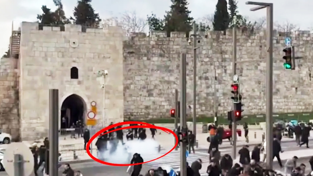 আল-আকসায় ঈদের নামাজ পড়তে আসা মুসল্লিদের ওপর ইসরায়েলের হামলা