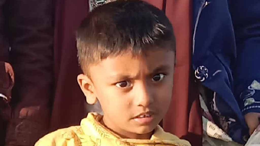 ফুটবল আনতে গিয়ে প্রাণ গেল ছোট্ট রাফির