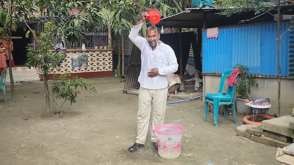 গোলাপ জলে গোসল করে রাজনীতি ছাড়লেন আওয়ামী লীগ নেতা